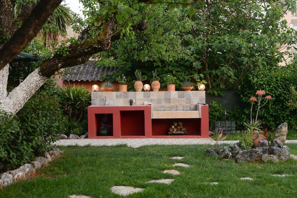 The Red House In Dassia Ngoại thất bức ảnh